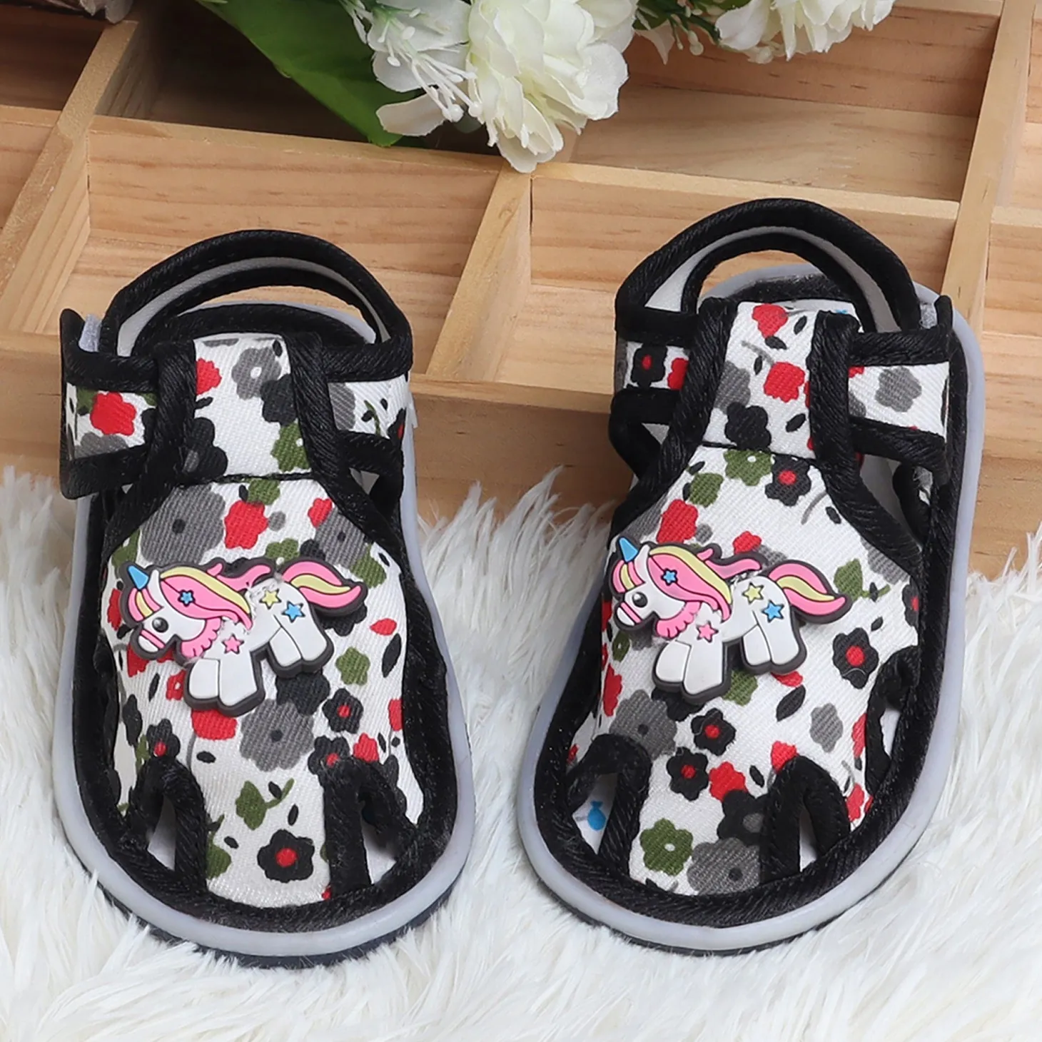 Baby Moo Unicorn Applique Floral Print Velcro Strap Anti-Skid Chu Chu Sound Sandals - Green